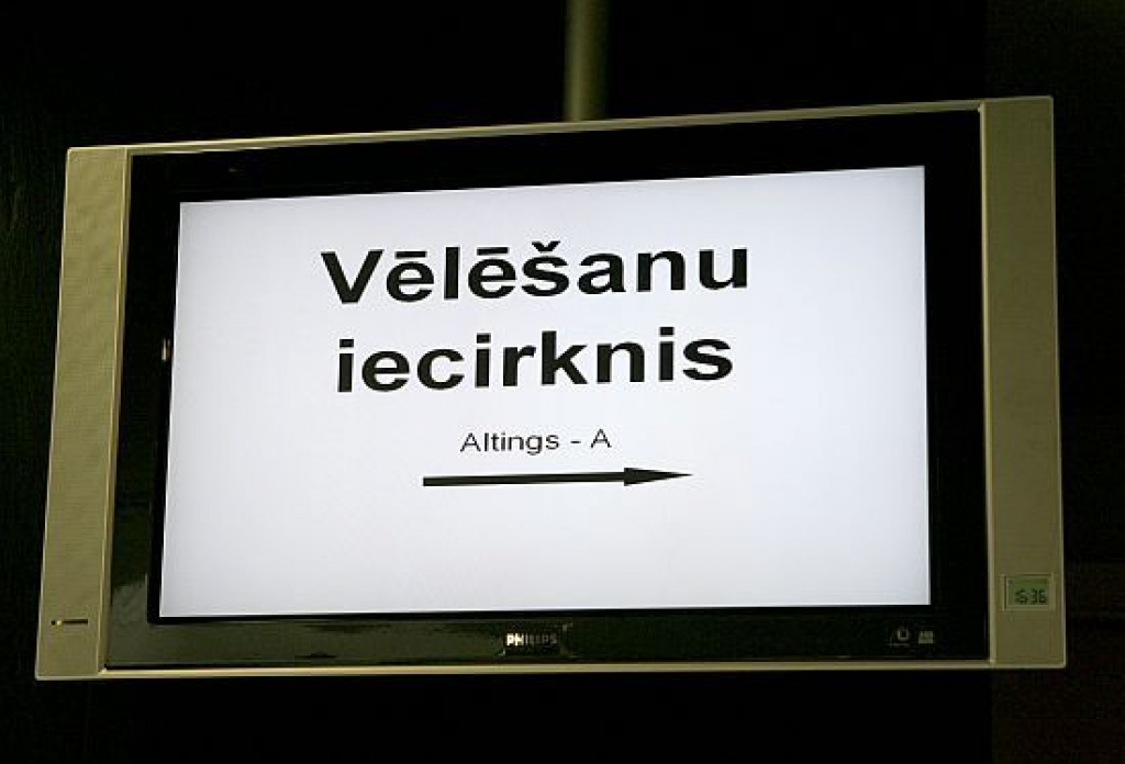 Vēlēšanu iecirkņos iegriežas vēl nedaudzi