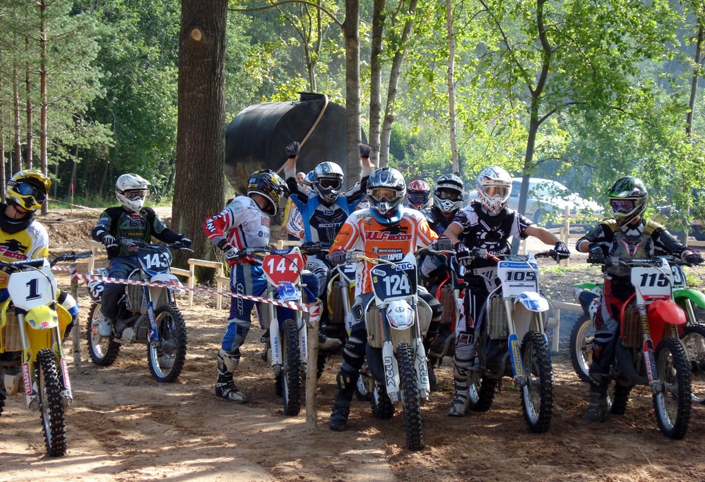 Zorģos sacenšas ap 200 motobraucēju
