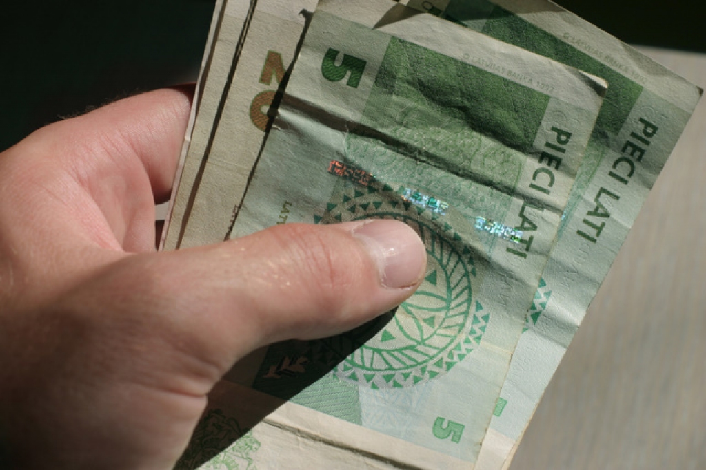 Vislielākie vidējie ienākumi mēnesī ir tabakas ražošanā un gaisa transporta jomā strādājošajiem