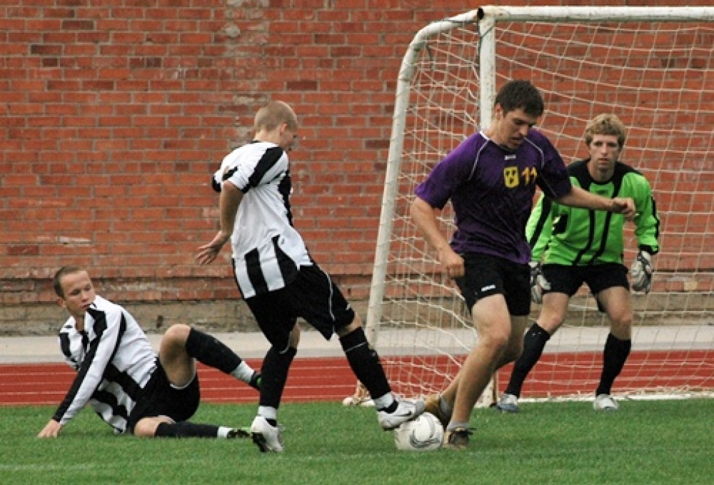 «Gailīši» pārsteidz futbola laukumā
