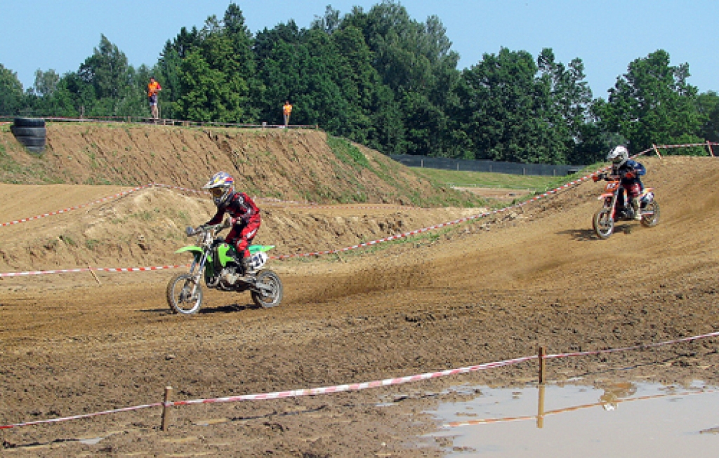 Motosportisti Stelpē cīnās ar karstumu un distanci