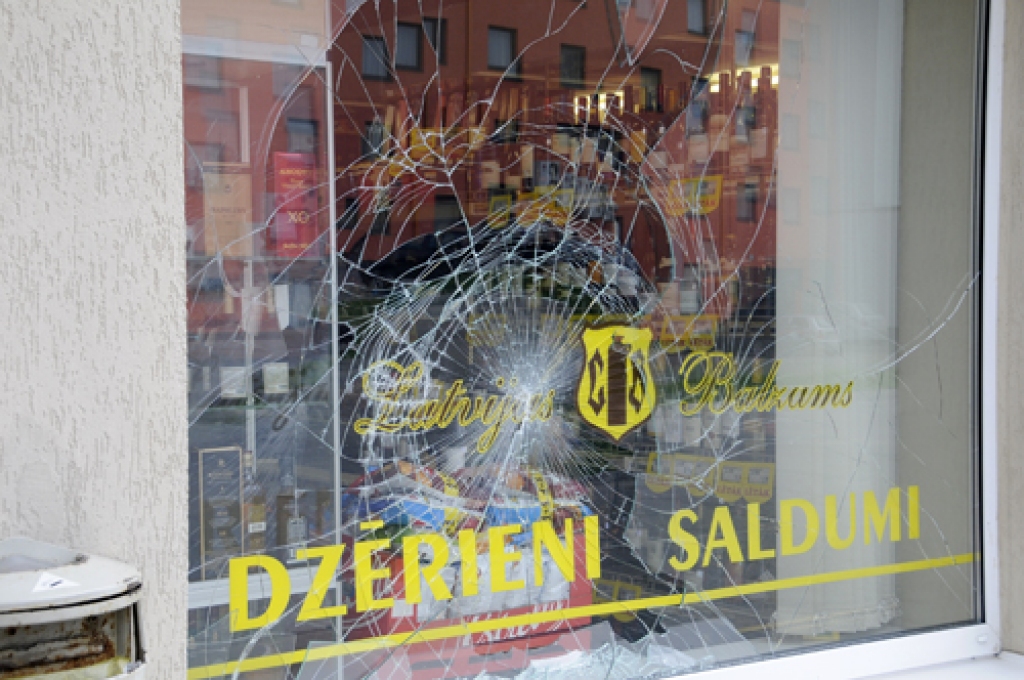 Bauskā naktī dauza veikalu skatlogus