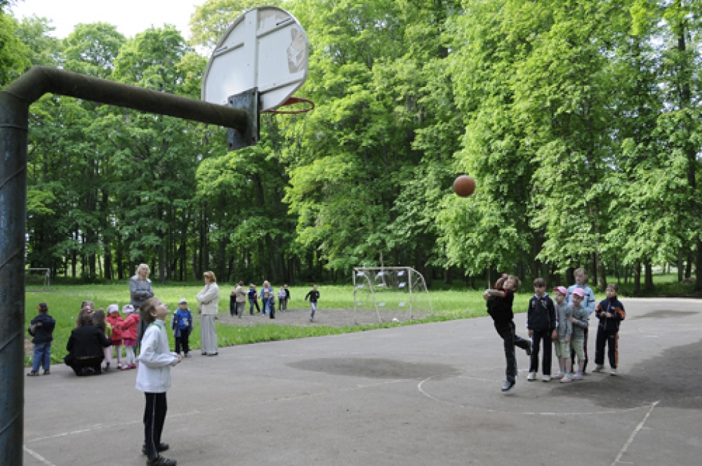 Rundālē un Viesturos sportos un dziedās