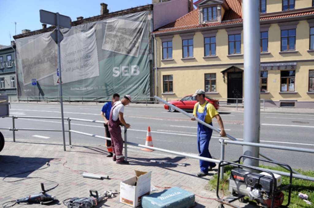 Pretim muzeja pārejai Bauskā uzstāda barjeras