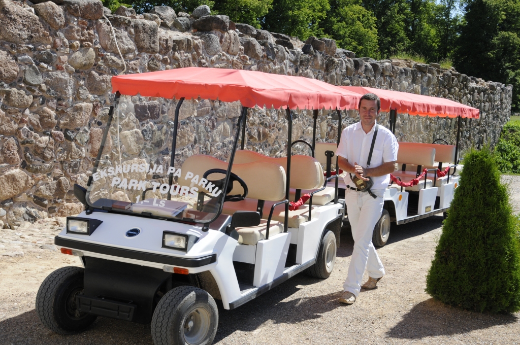 Rundāles pils parku var vērot elektromobiļa sēdeklī
