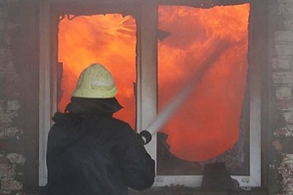 Deg pamesta māja Rīgas ielā