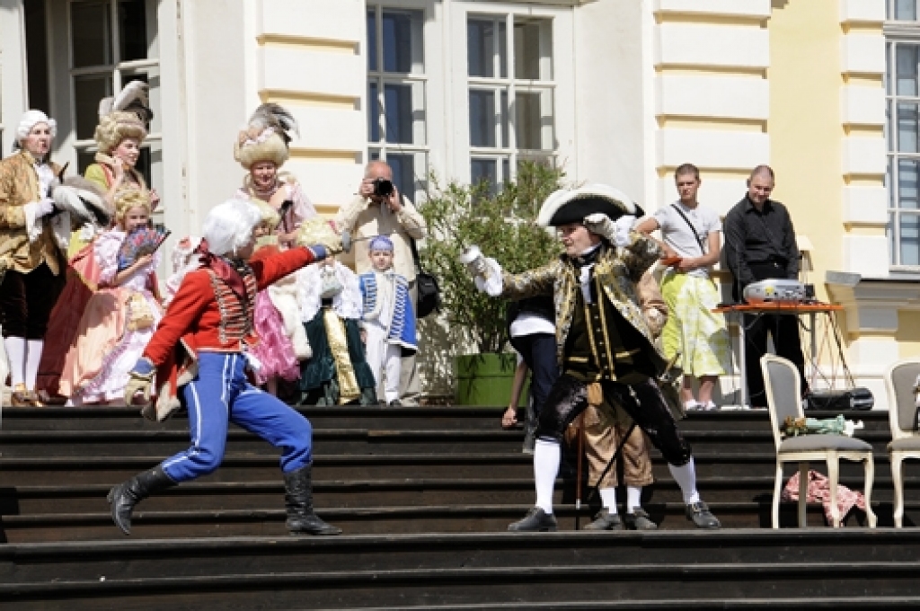 Talantu parāde Rundāles pils dārzā
