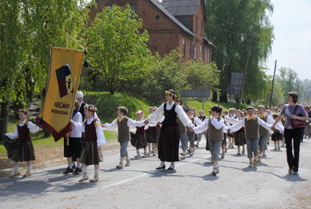 Izskan tradicionālie skolēnu dziesmu un deju svētki «Pavasaris Šēnbergā»