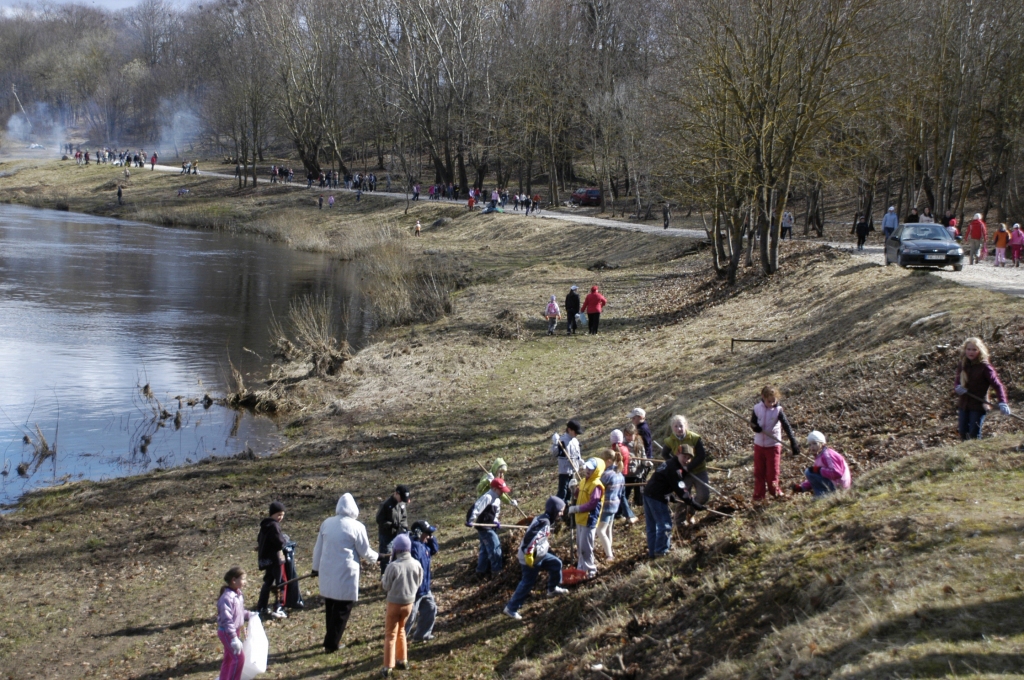 Bauskas novadā kops upju krastus, ceļmalas un kapsētas