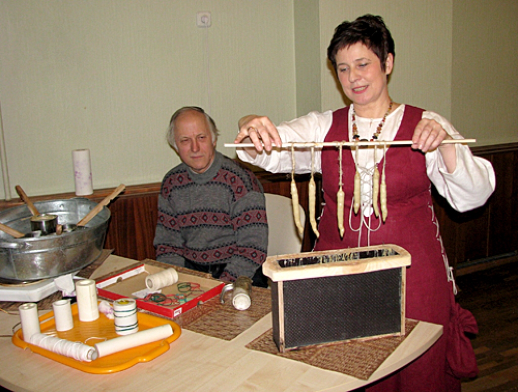 Pozitīvi vērtē nodarbību Bauskā par sveču liešanu un vīndarīšanu