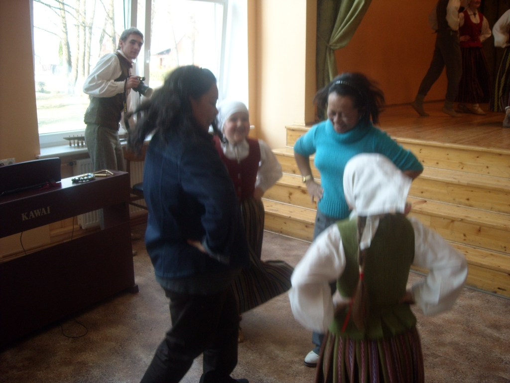 Taizemieši Iecavā danco ar «Tarkšķiem»