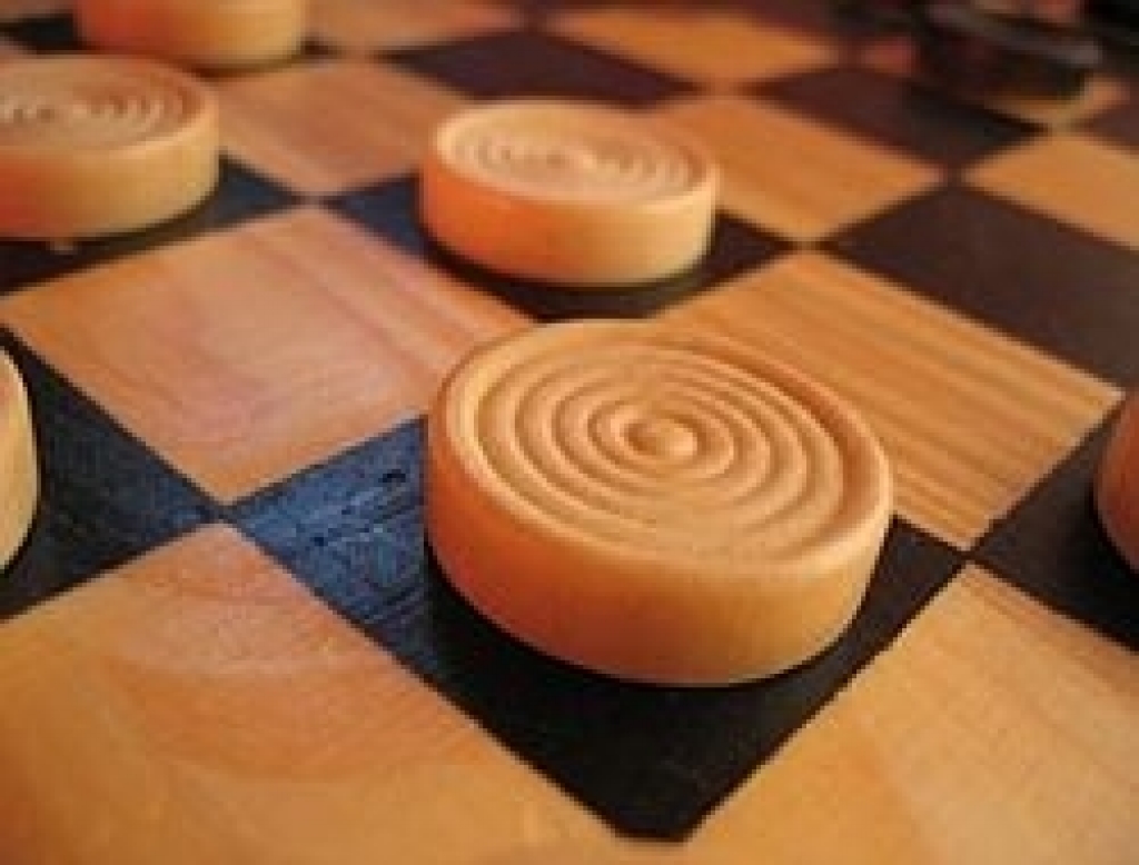 Dambretisti neatkāpjas no pirmās pozīcijas