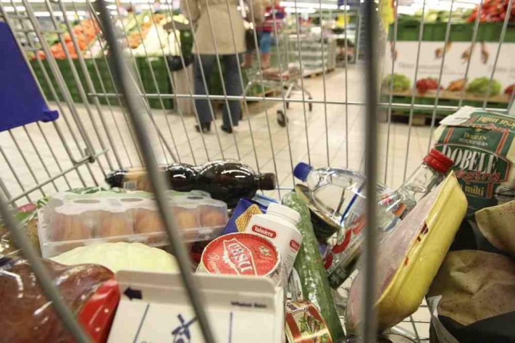 Jauniete lielveikalā nozog pārtiku