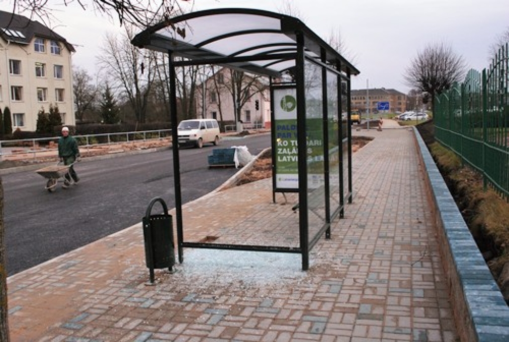Jaunajai autobusu pieturas būdiņai jau izsit stiklu