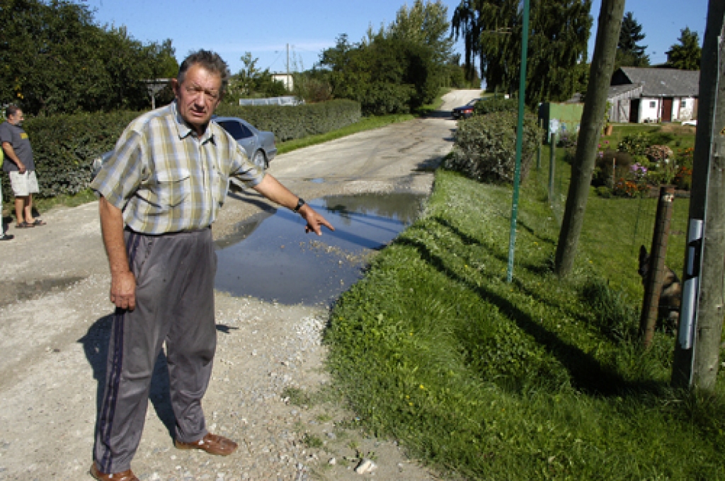 Dreņģerkalna ielā kanalizācija smird vairākas nedēļas