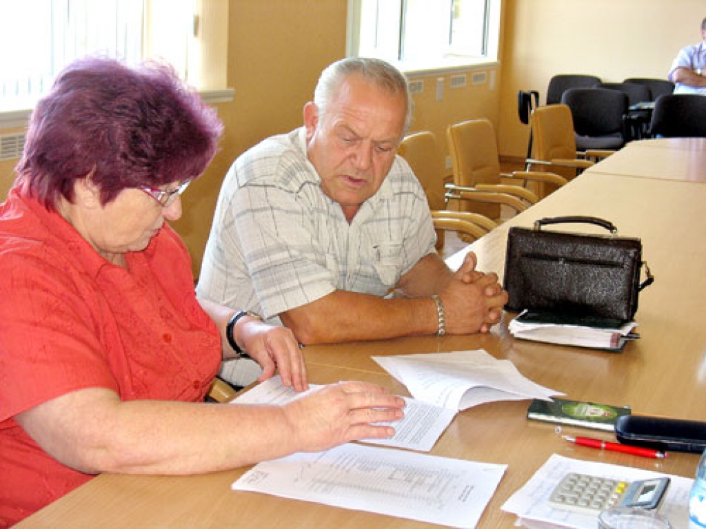 Rosina samazināt deputātu algas