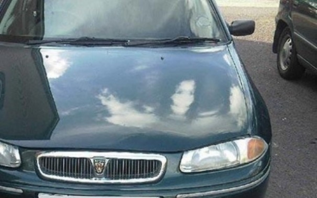 Automašīnai nozog motora pārsegu
