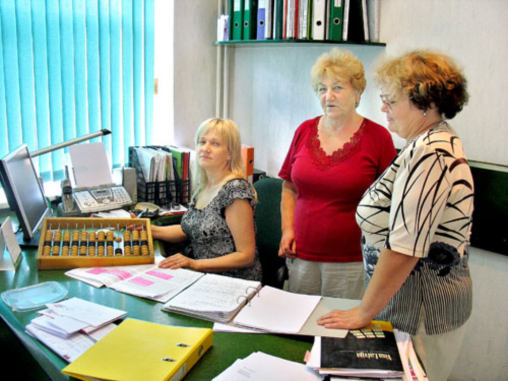 Tautas nama darbiniekiem izmaksā algas