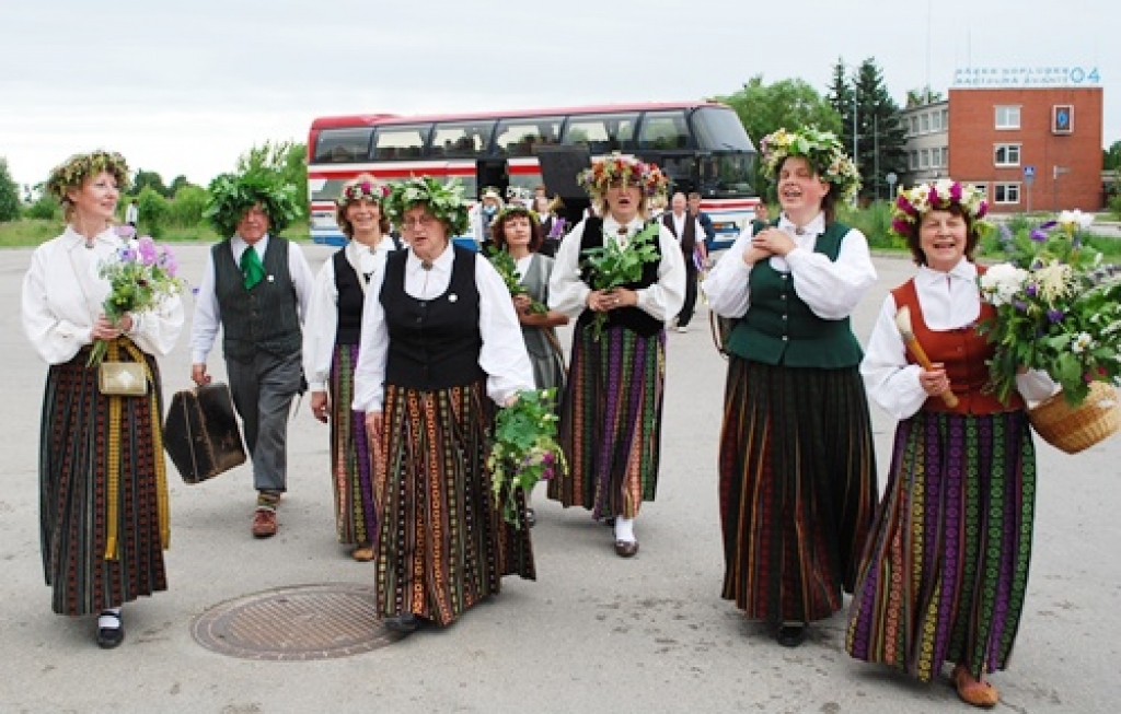 Bauskā modina cilvēkus svinēt Jāņus