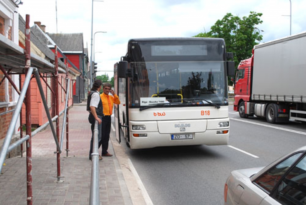 Pēkšņi «noplīst» autobuss