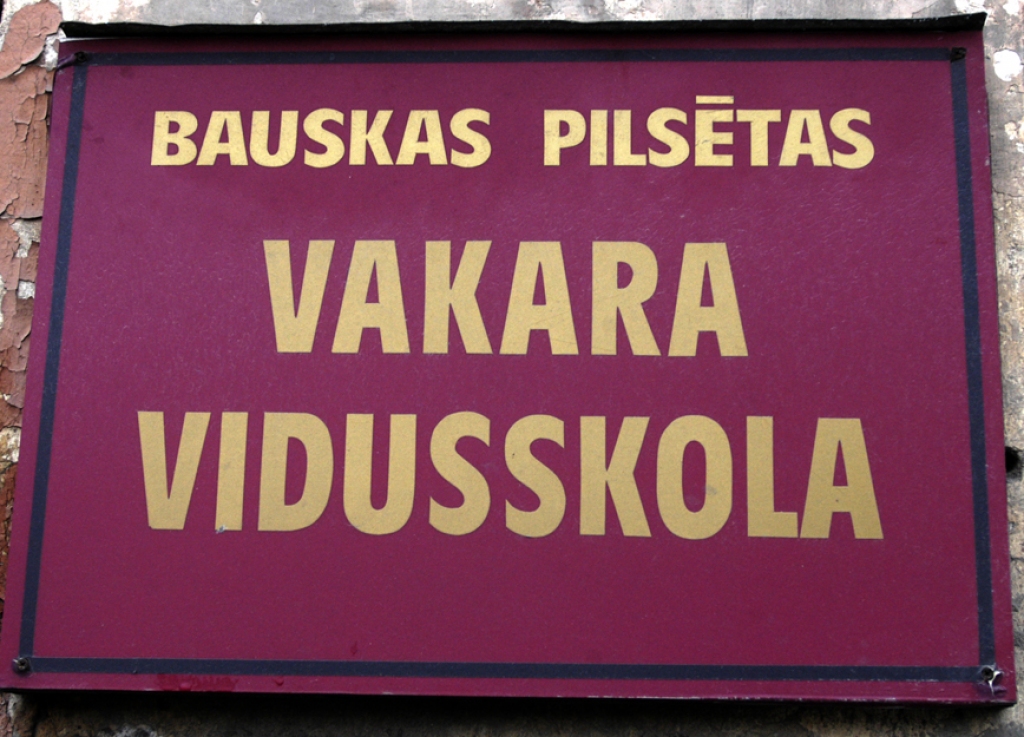 Deputāti turpinās diskusiju par vakarskolu