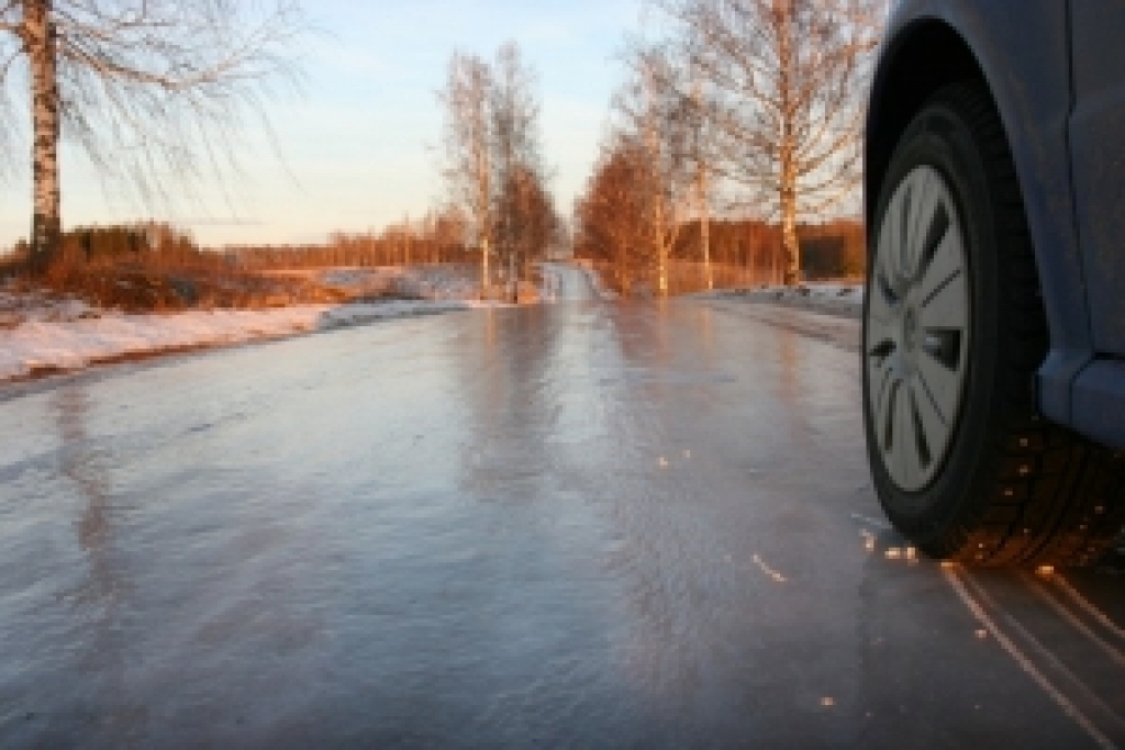 Nenovalda auto uz slidena ceļa