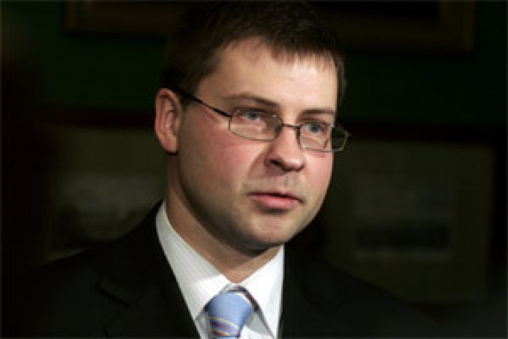 Zatlers izvēlas Dombrovski