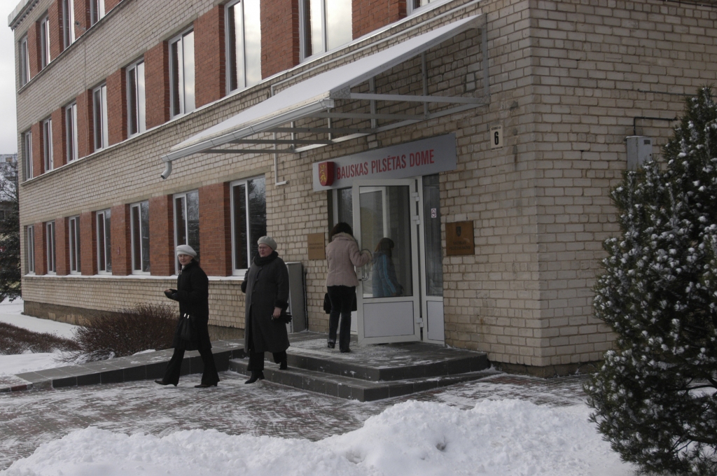 Pie Domes pret vakarskolas slēgšanu grasās piketēt ap 200 cilvēku