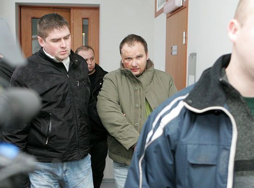 Iespējamo Vecrīgas demolētāju vidū apcietināti baušķenieki