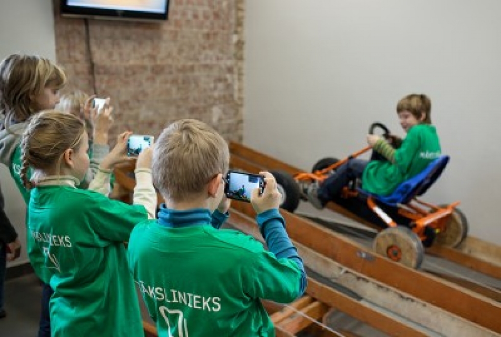 Bērni veido digitālu gidu muzejam