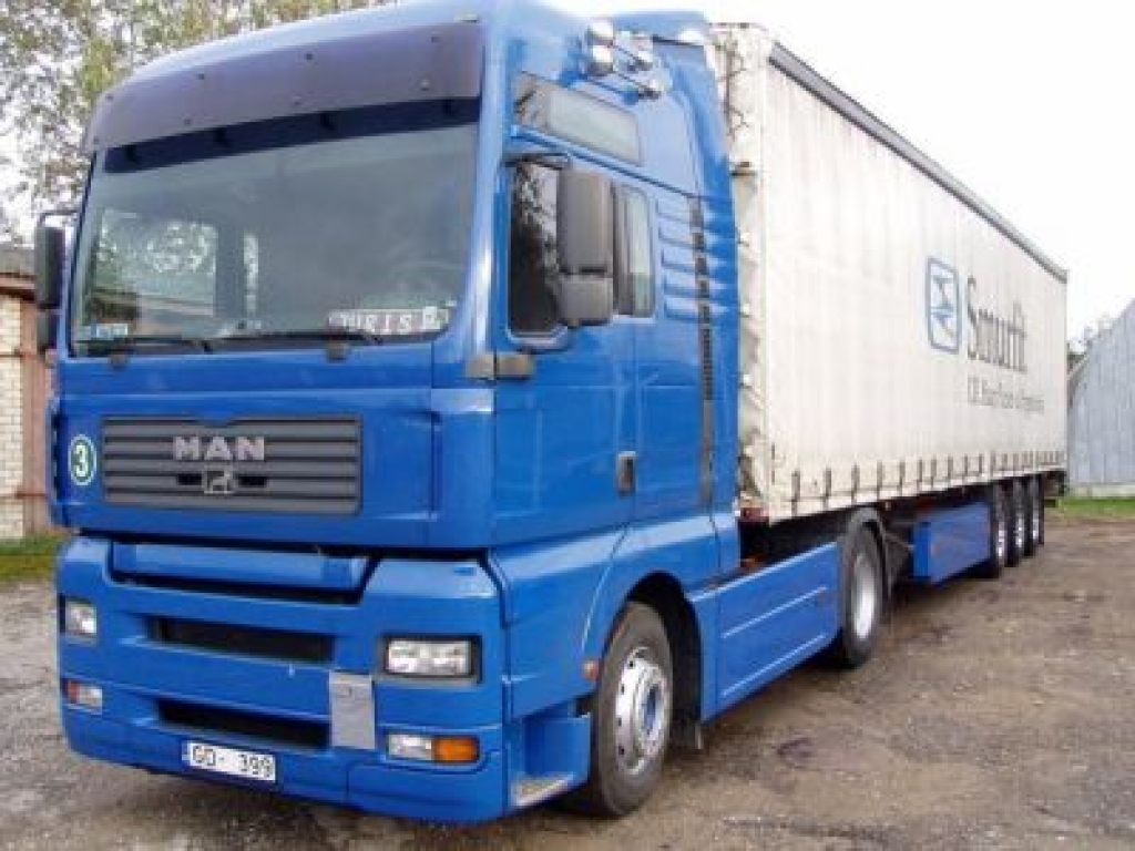 Stāvvietā sabojā auto piekabi