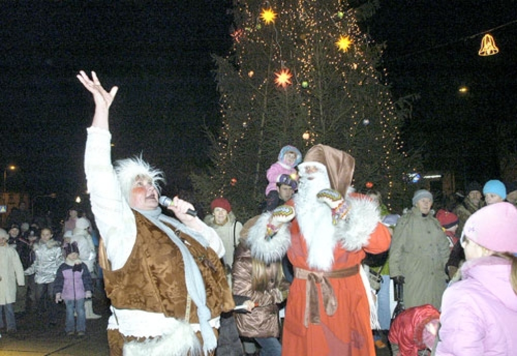 Bauskā iedegs Ziemassvētku egli