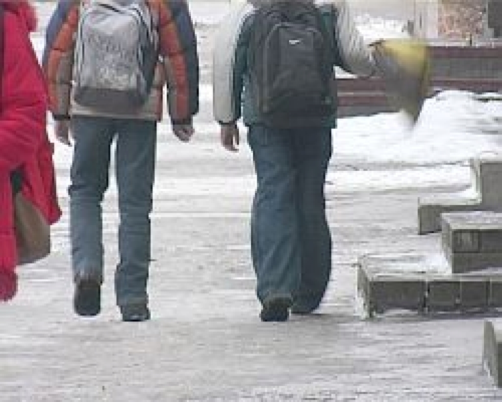 Skolai met līkumu, prasīs atbildību no vecākiem