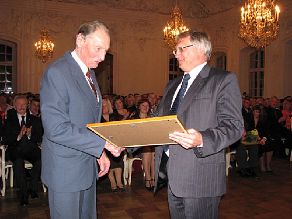 Apbalvo labākos rajona ļaudis