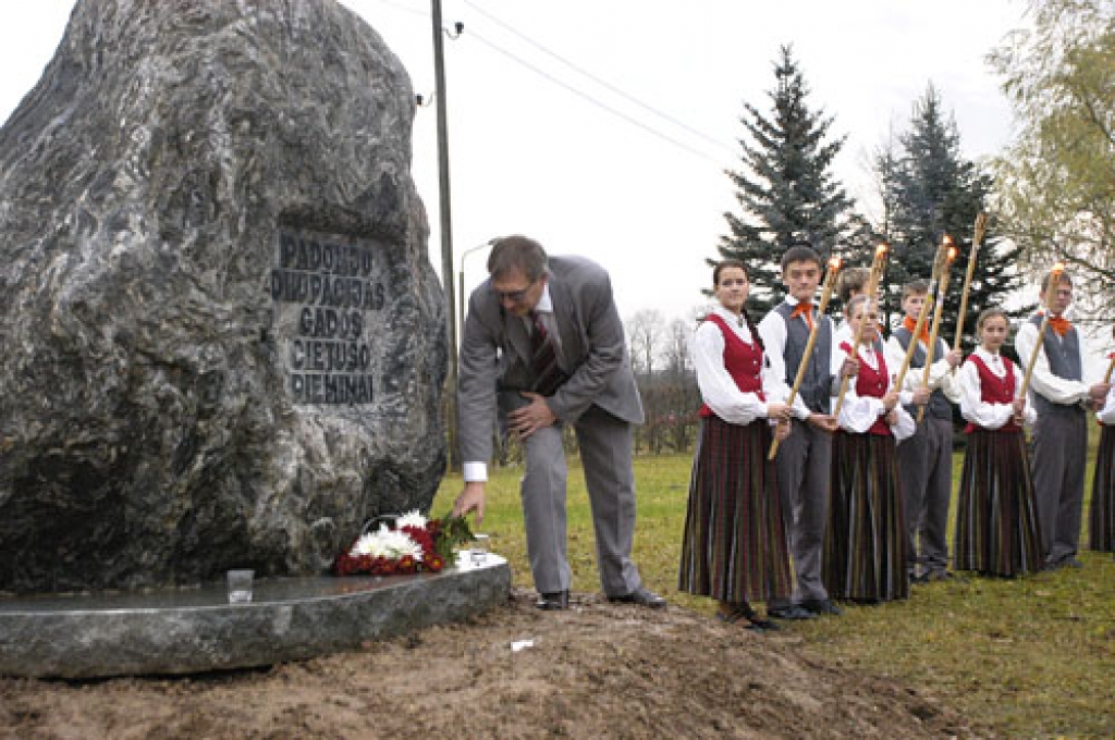 Piemiņas zīme Rundālē ir daļa no vietējās zemes