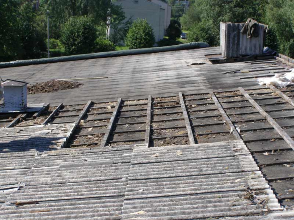 Ļaundari posta jumtu