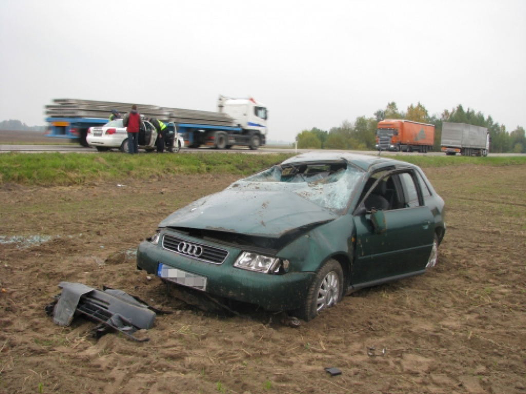 «Audi» kūleņo pa lauku