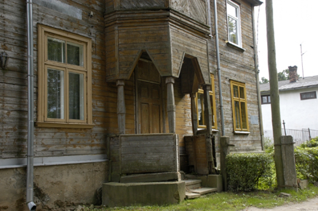 Vecām ēkām lētāk ir sabrukt