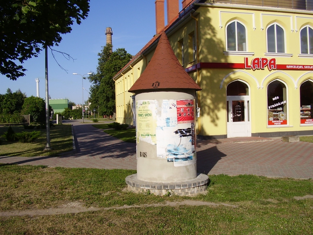 Vandaļi posta afišu stabus