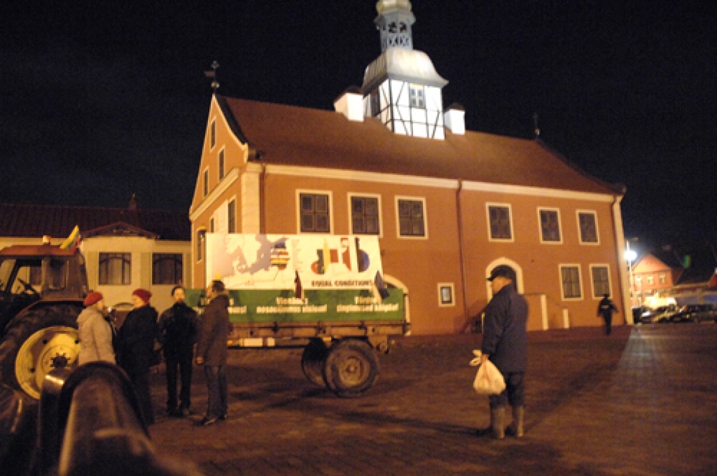 Cerību traktors brauc uz Briseli