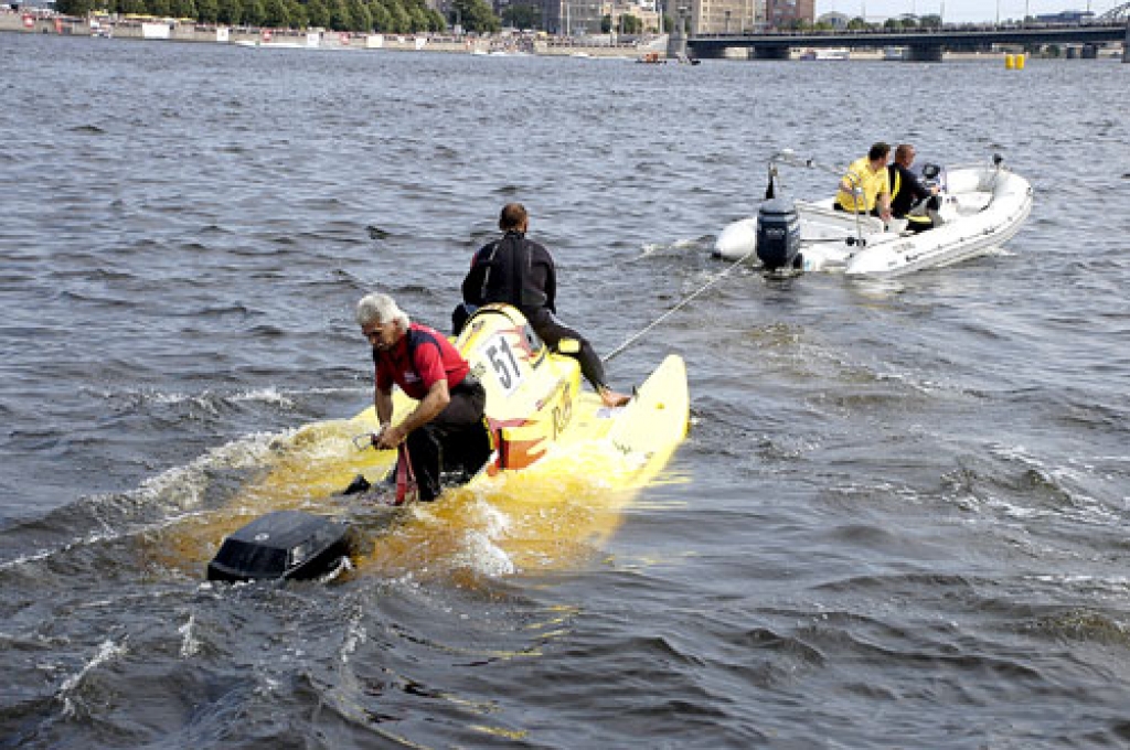 Ātrumlaiva Daugavas ūdeņos avarē