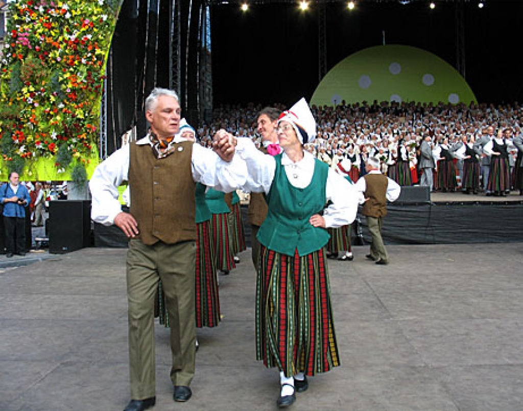 Dziedot un dejojot izlūdzas saulīti