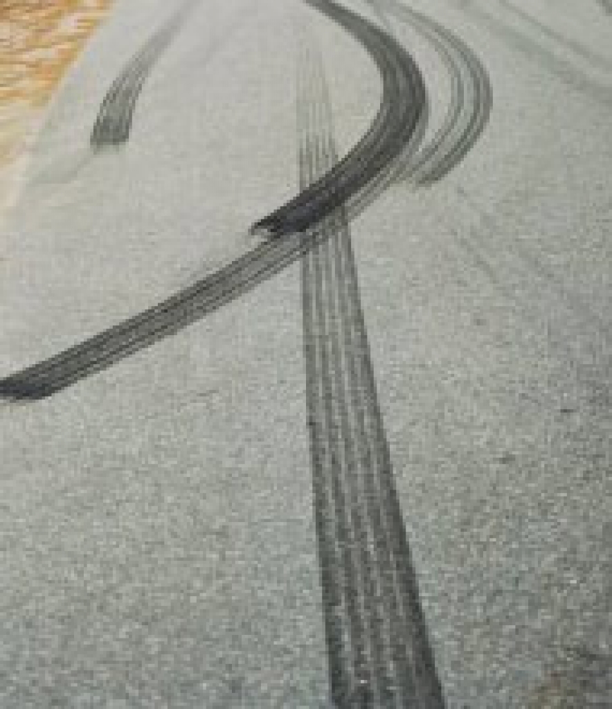 Auto notriec mopēdistu