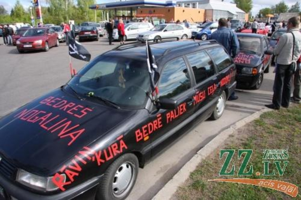 Jelgavnieki protestē pret bedrēm