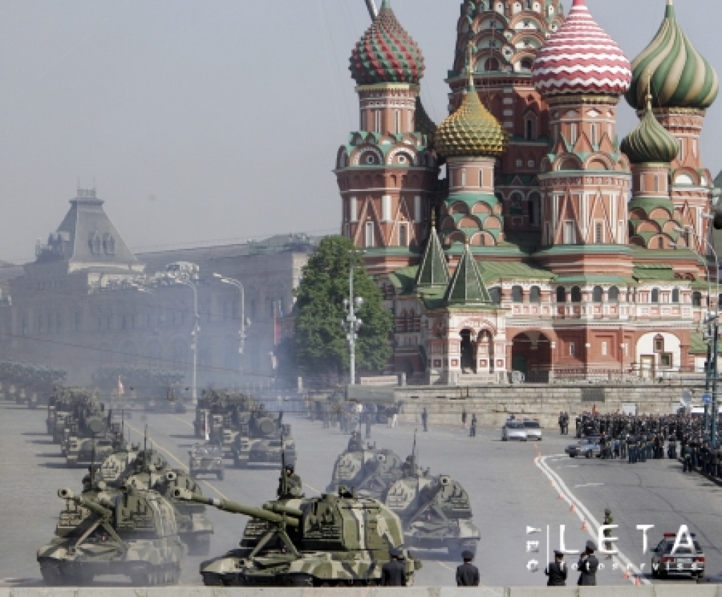 Putins attaisno militārā spēka demonstrēšanu Uzvaras dienas parādes laikā