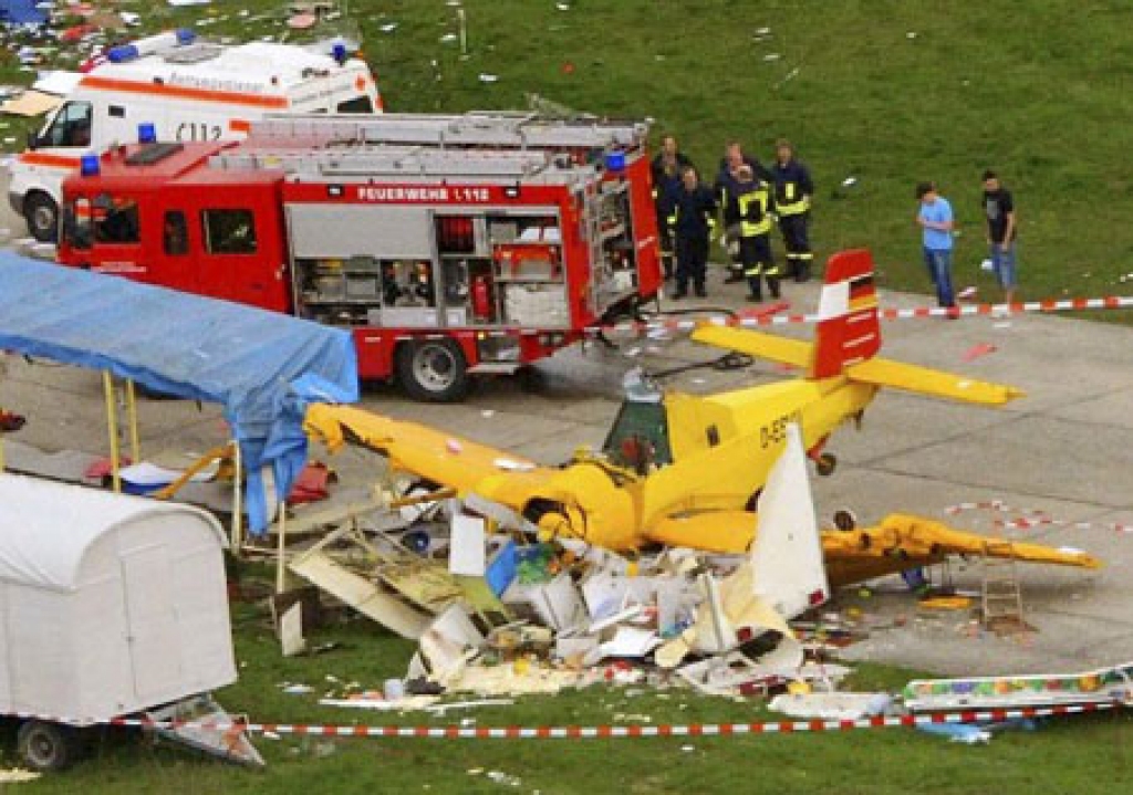 Vācijā aviošovā skatītājos ietriecas lidmašīna