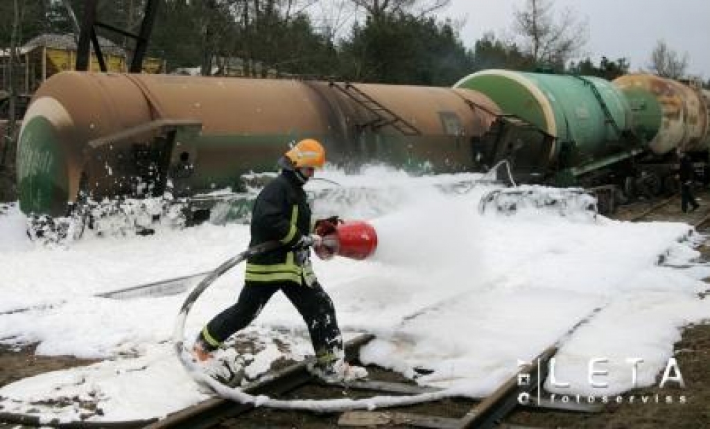 Viļņā noskrējušas no sliedēm dzelzceļa cisternas, no vienas izlijis benzīns