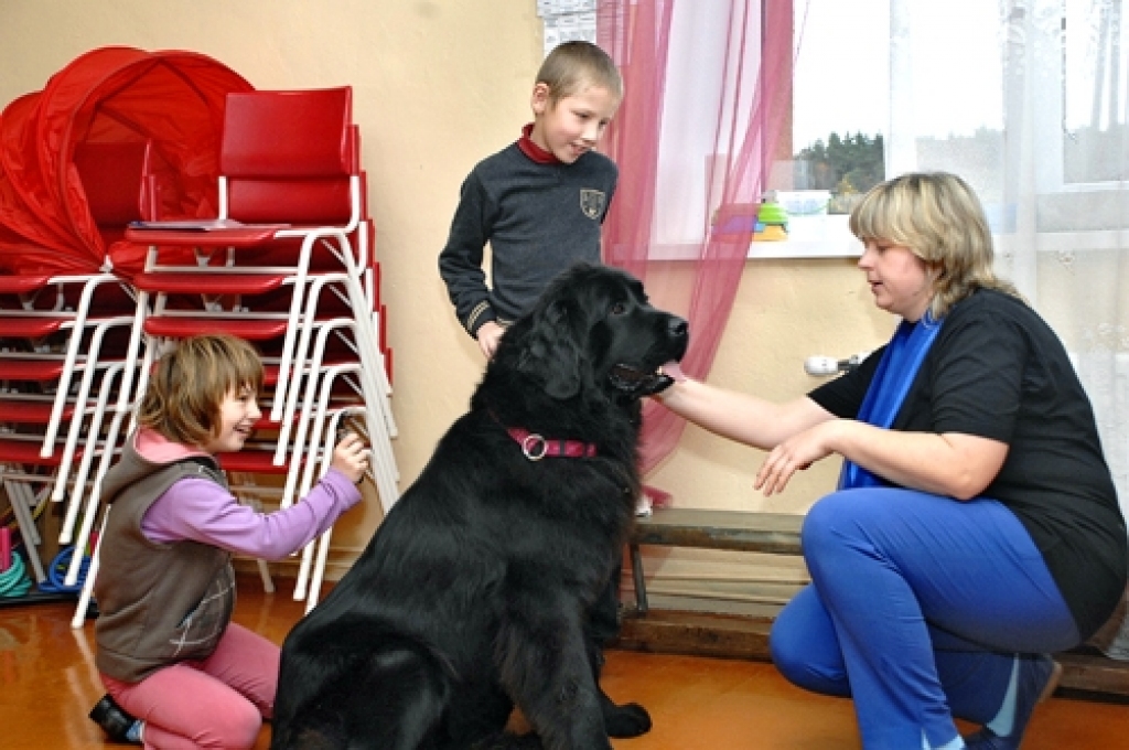 Zālītes skolā apmeklētājus aizrauj kanisterapijas vērošana