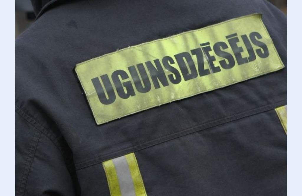 Īslīcē kūtij izdeg jumts