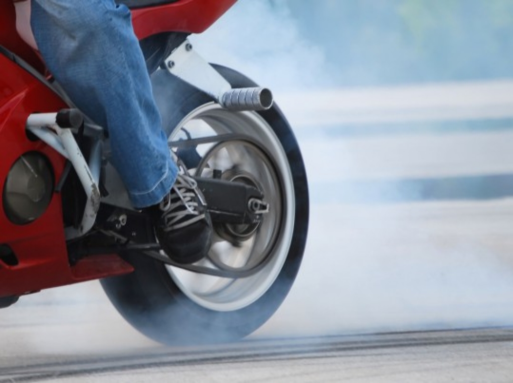 Skaistkalnē negadījumā cieš motociklists